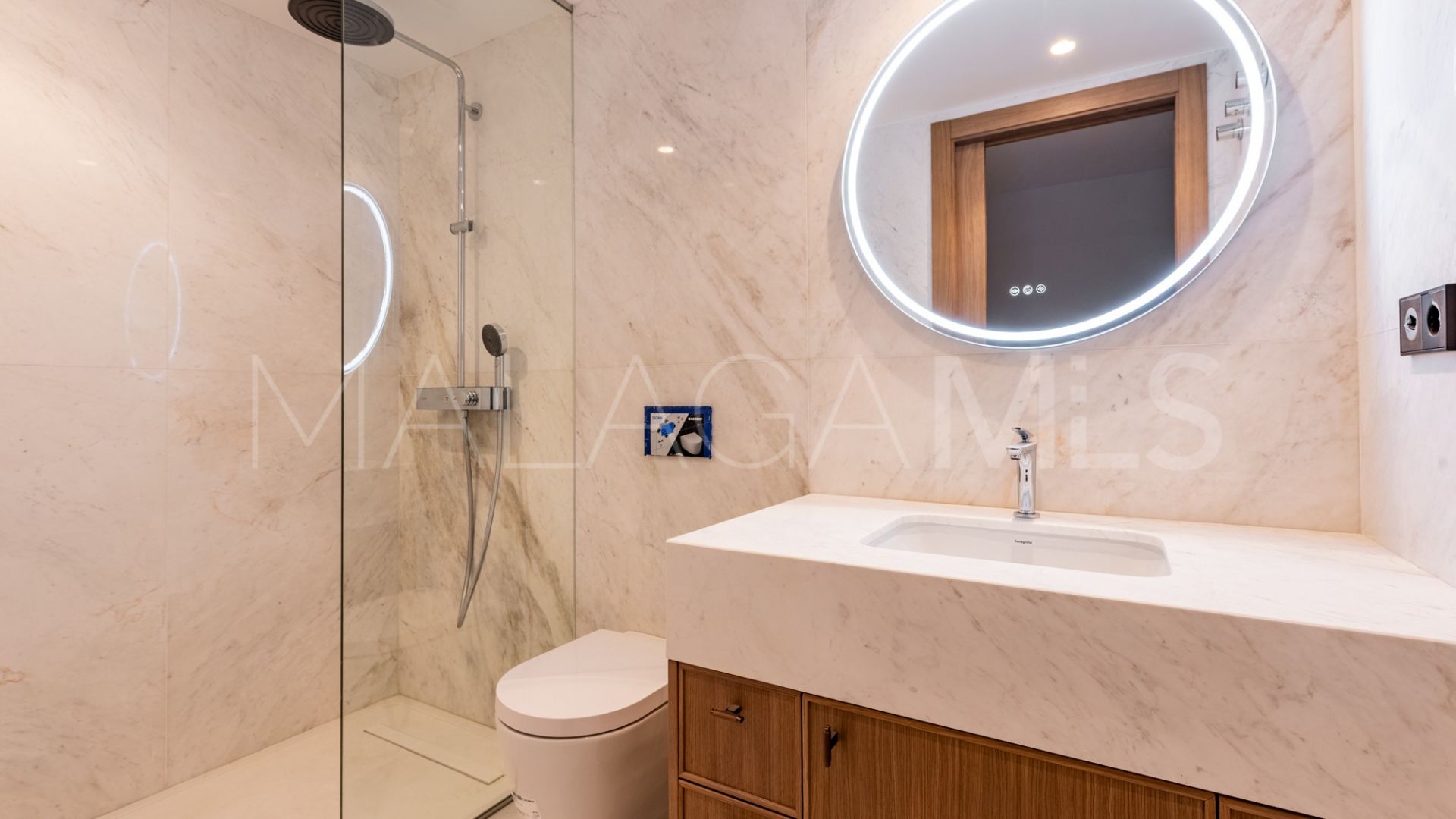 Villa for sale in Elviria