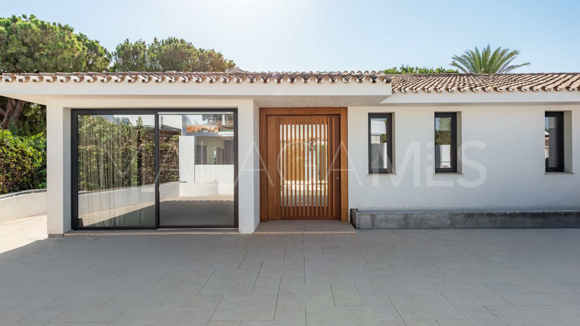 Villa for sale in Elviria
