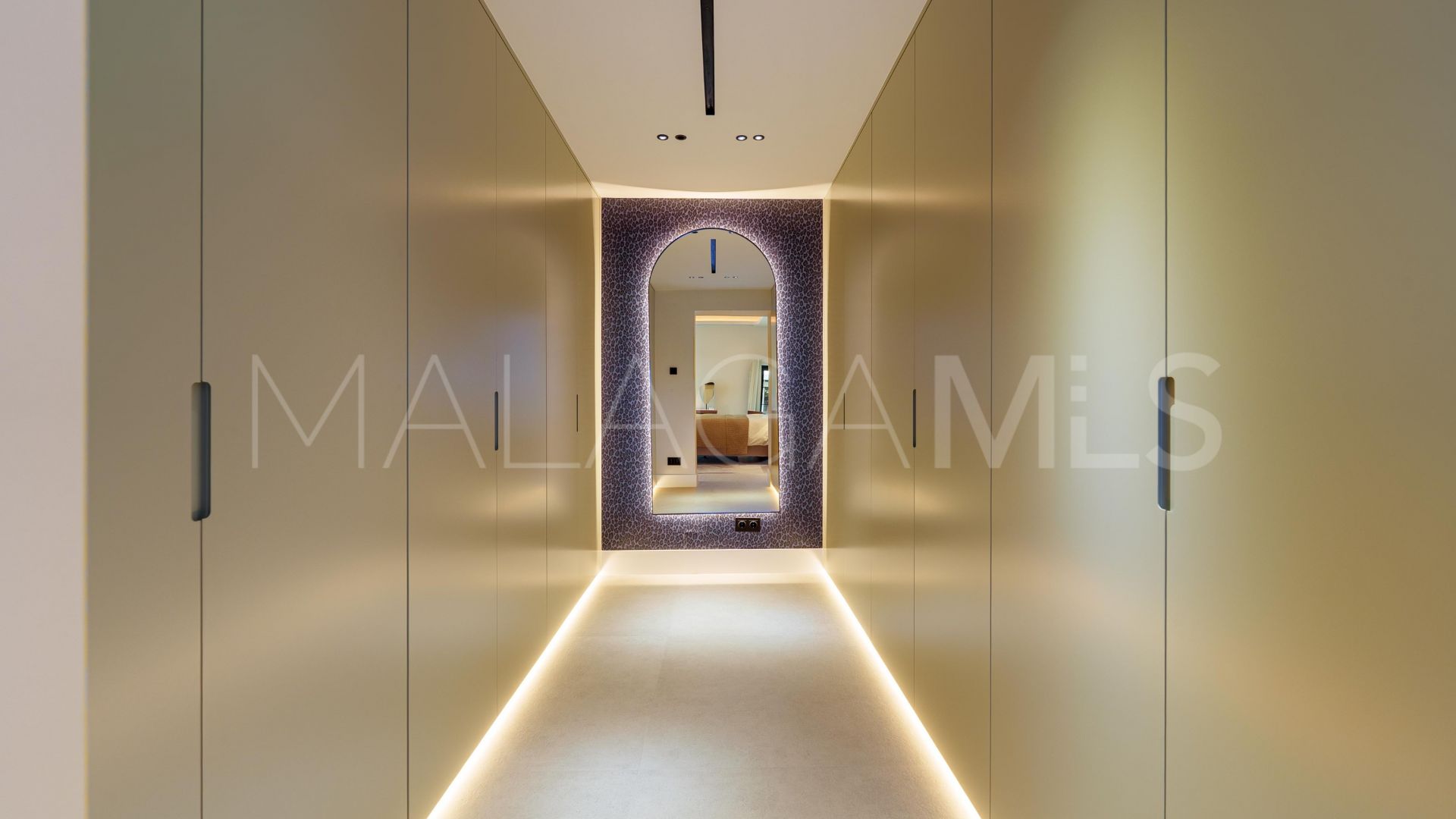 Buy villa in Marbella - Puerto Banus with 5 bedrooms