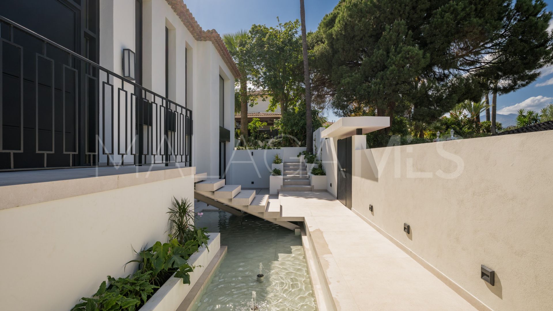 Villa for sale in Las Brisas