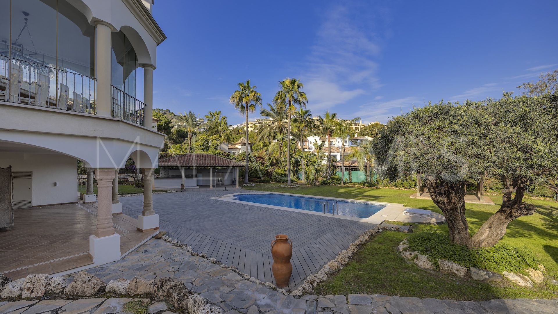 Buy villa in Los Arqueros with 6 bedrooms
