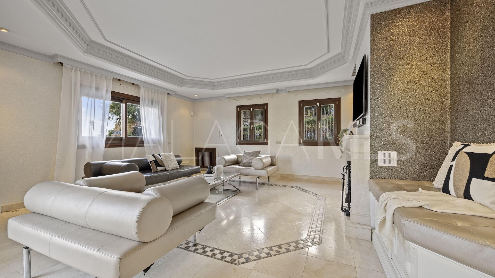 Buy villa in Los Arqueros with 6 bedrooms