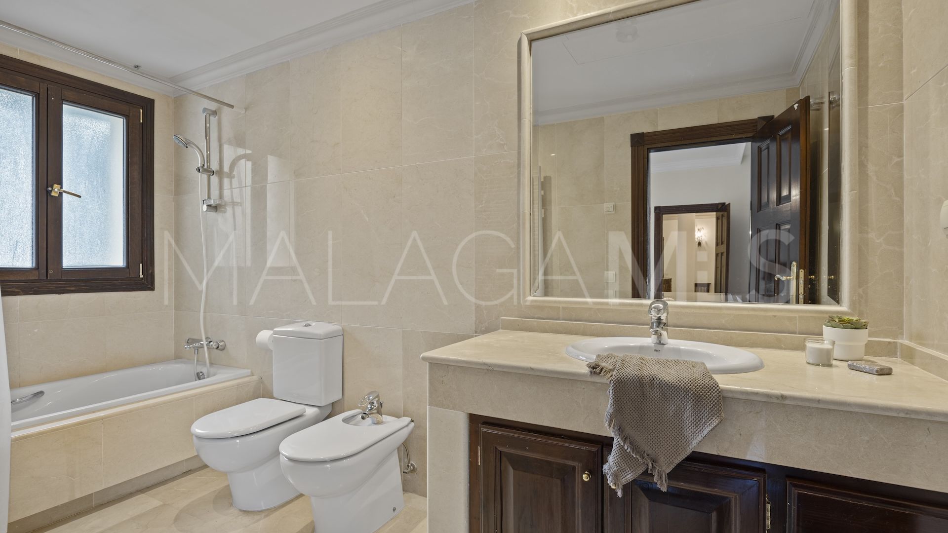 Buy villa in Los Arqueros with 6 bedrooms