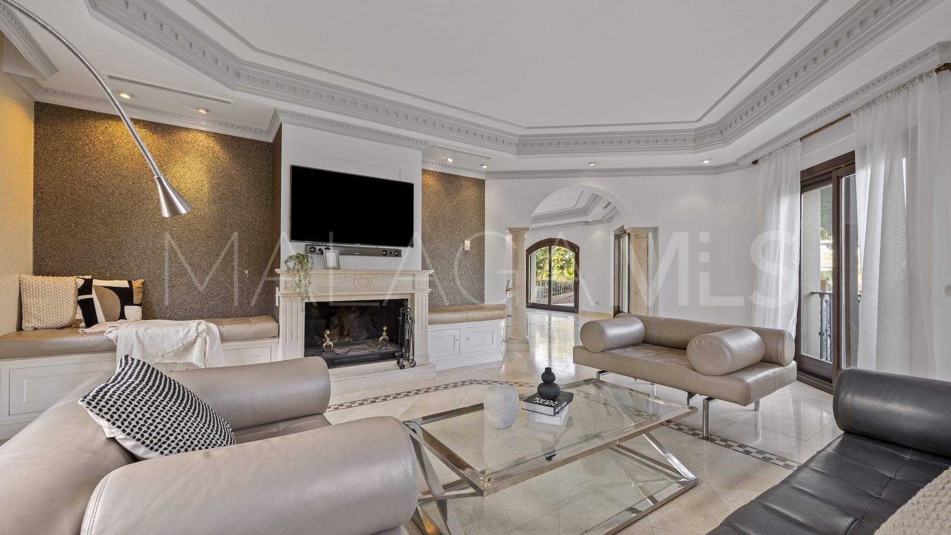 Buy villa in Los Arqueros with 6 bedrooms