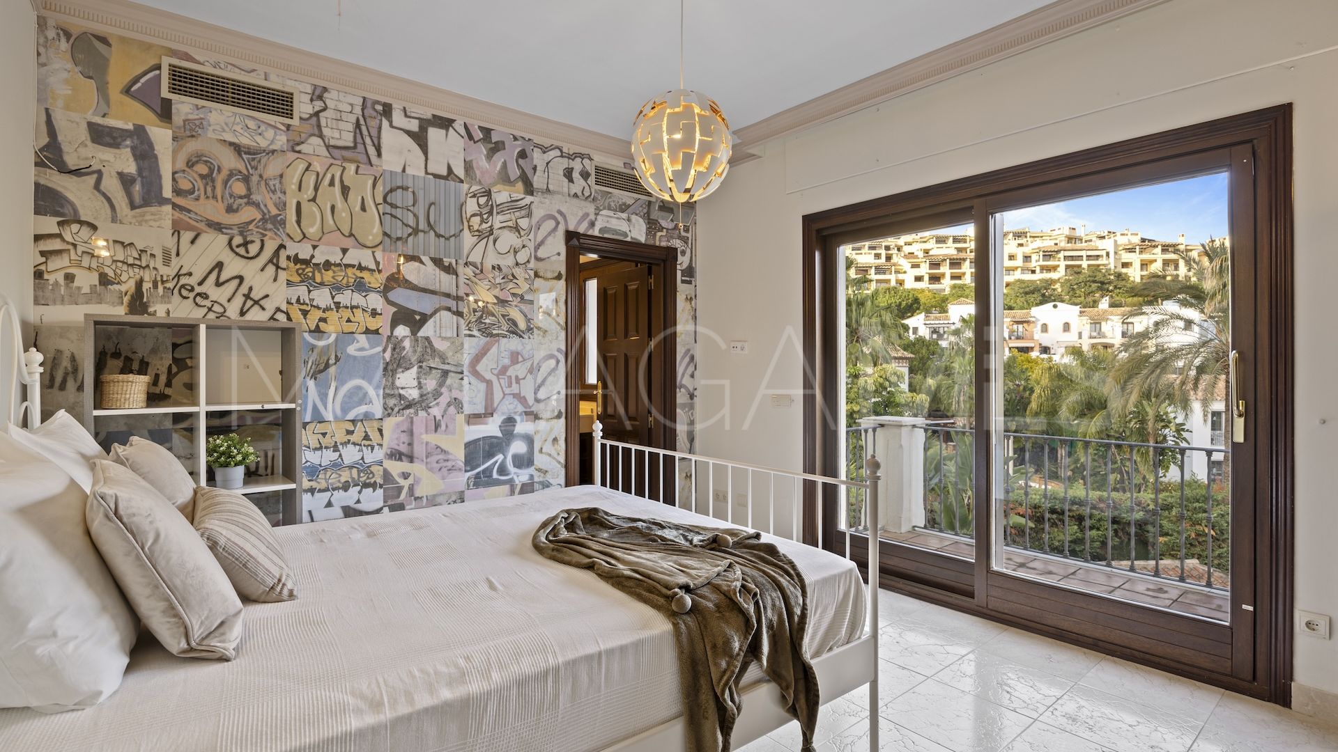 Buy villa in Los Arqueros with 6 bedrooms