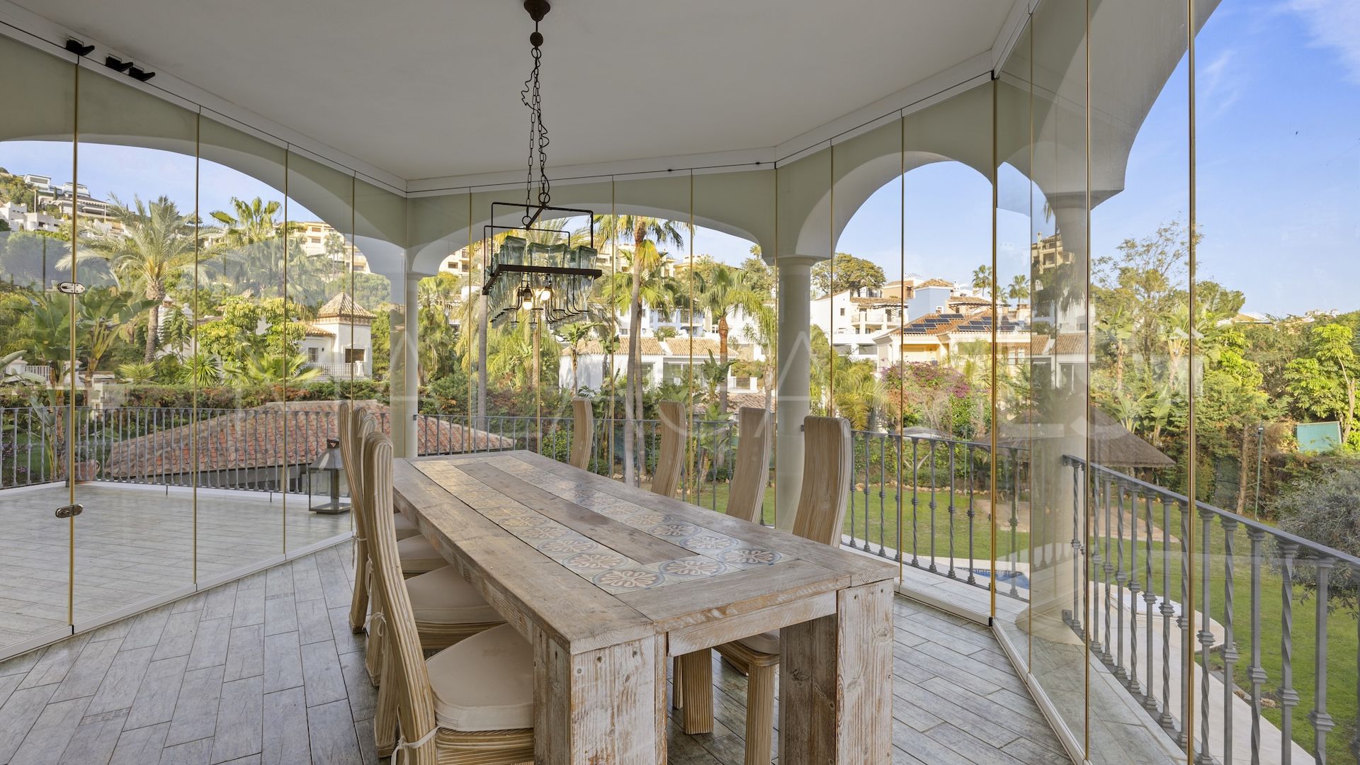 Buy villa in Los Arqueros with 6 bedrooms