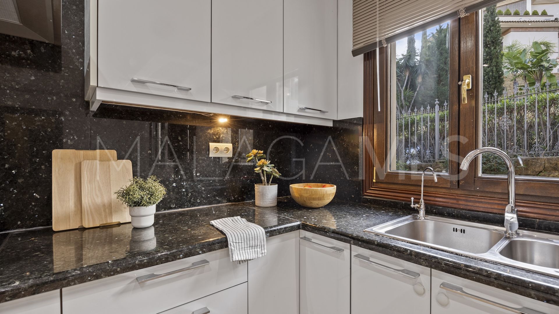 Buy villa in Los Arqueros with 6 bedrooms