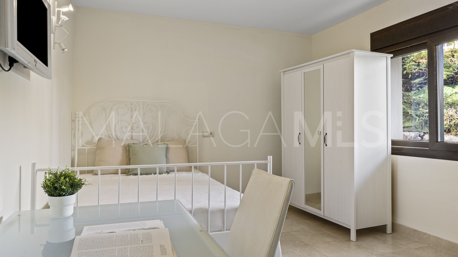 Buy villa in Los Arqueros with 6 bedrooms