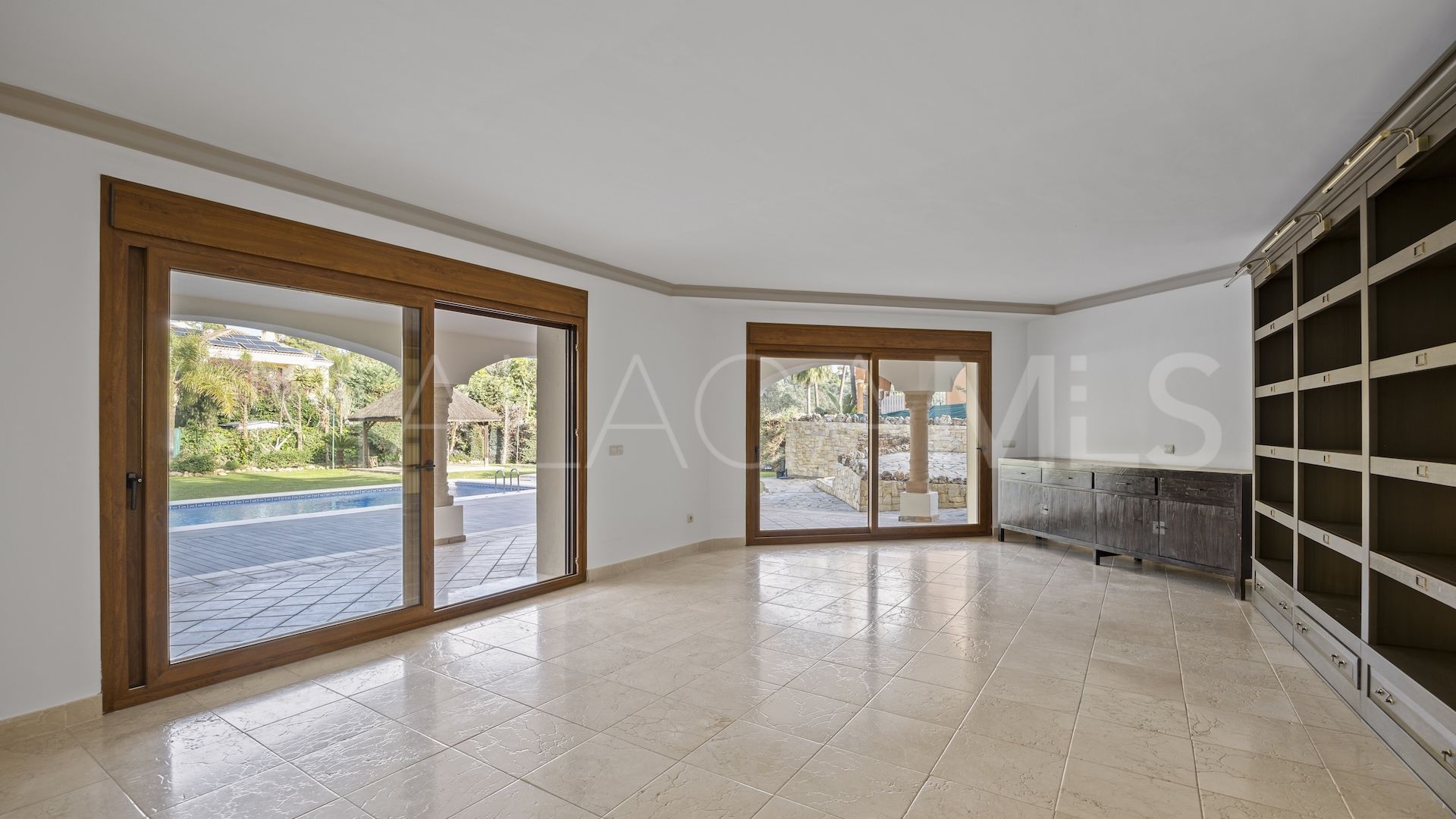 Buy villa in Los Arqueros with 6 bedrooms