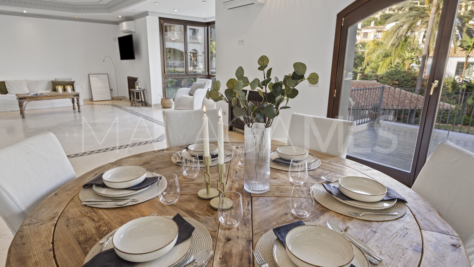 Buy villa in Los Arqueros with 6 bedrooms