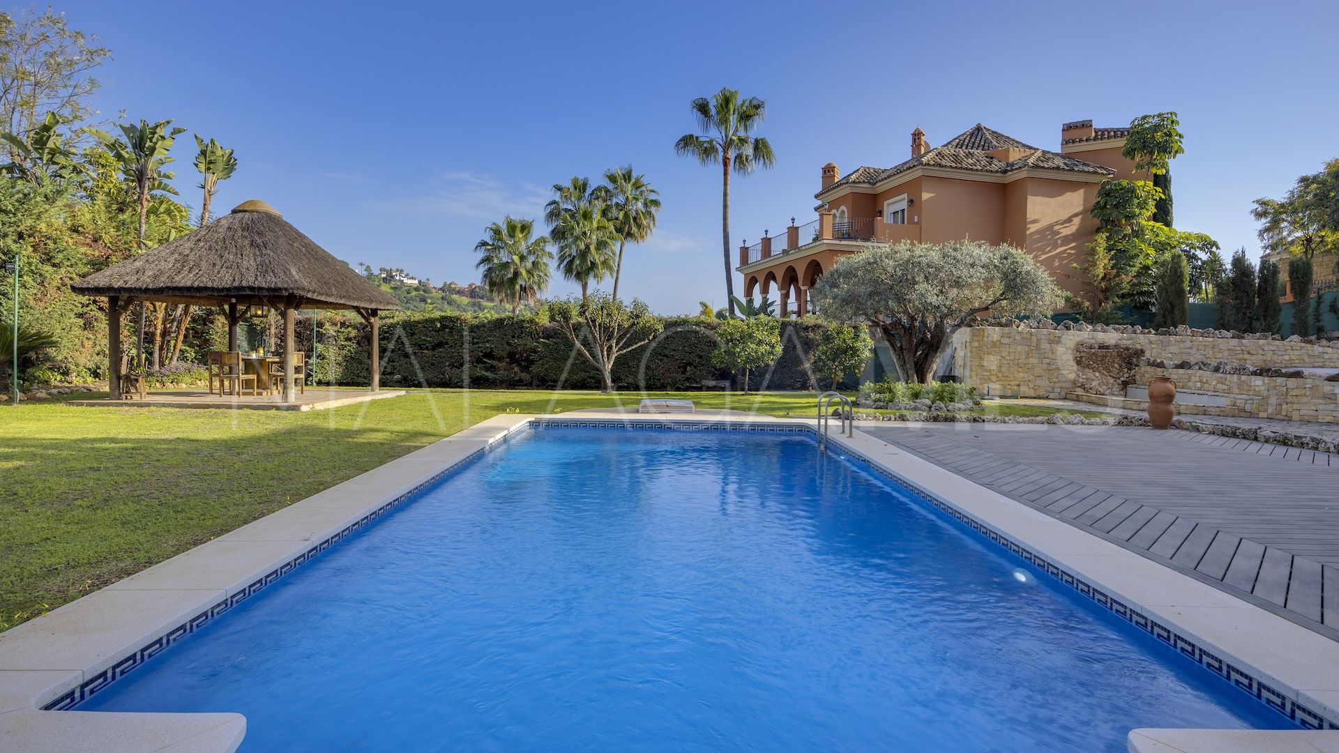 Buy villa in Los Arqueros with 6 bedrooms