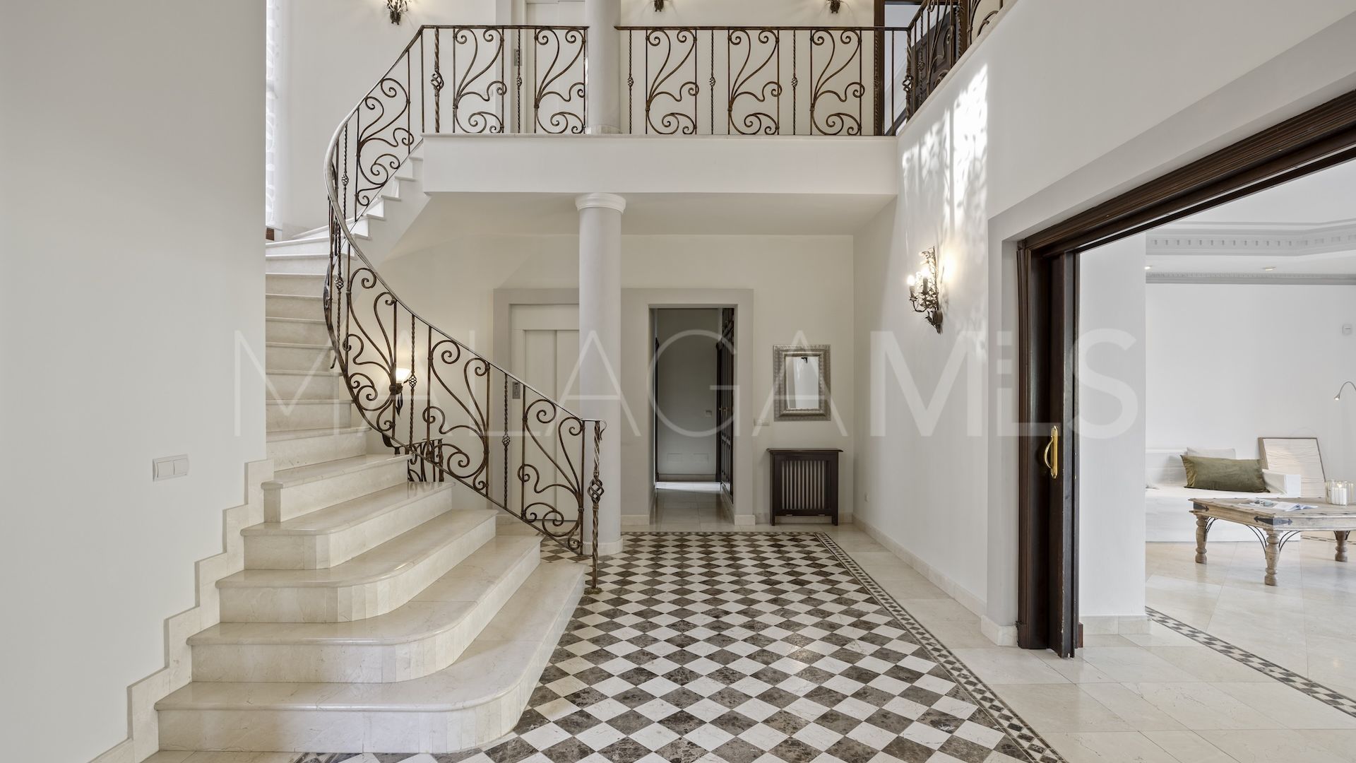 Buy villa in Los Arqueros with 6 bedrooms
