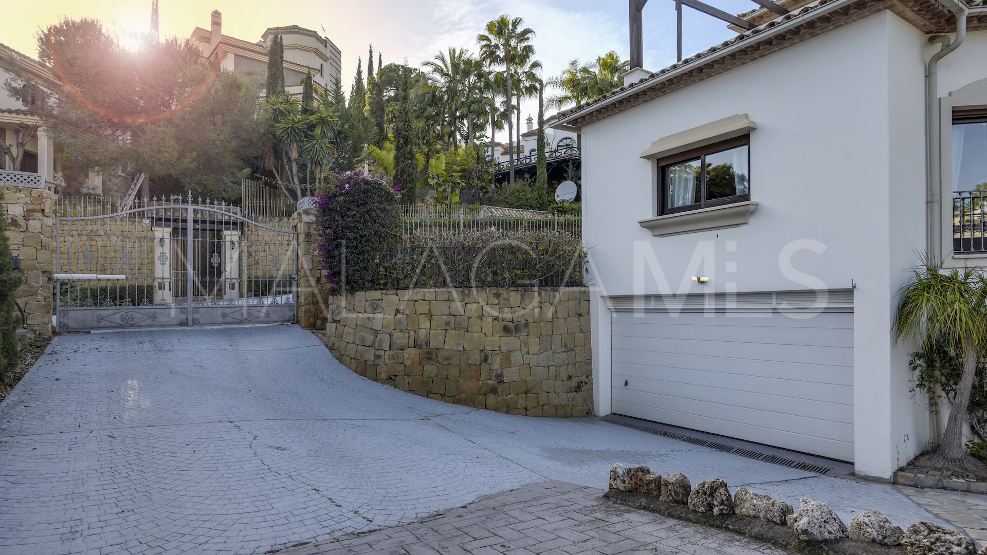 Buy villa in Los Arqueros with 6 bedrooms