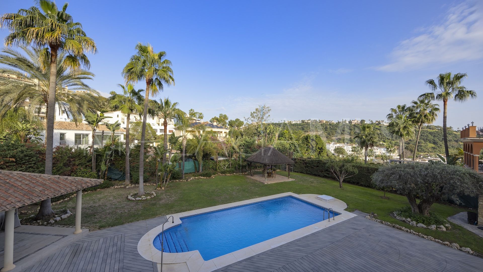 Buy villa in Los Arqueros with 6 bedrooms