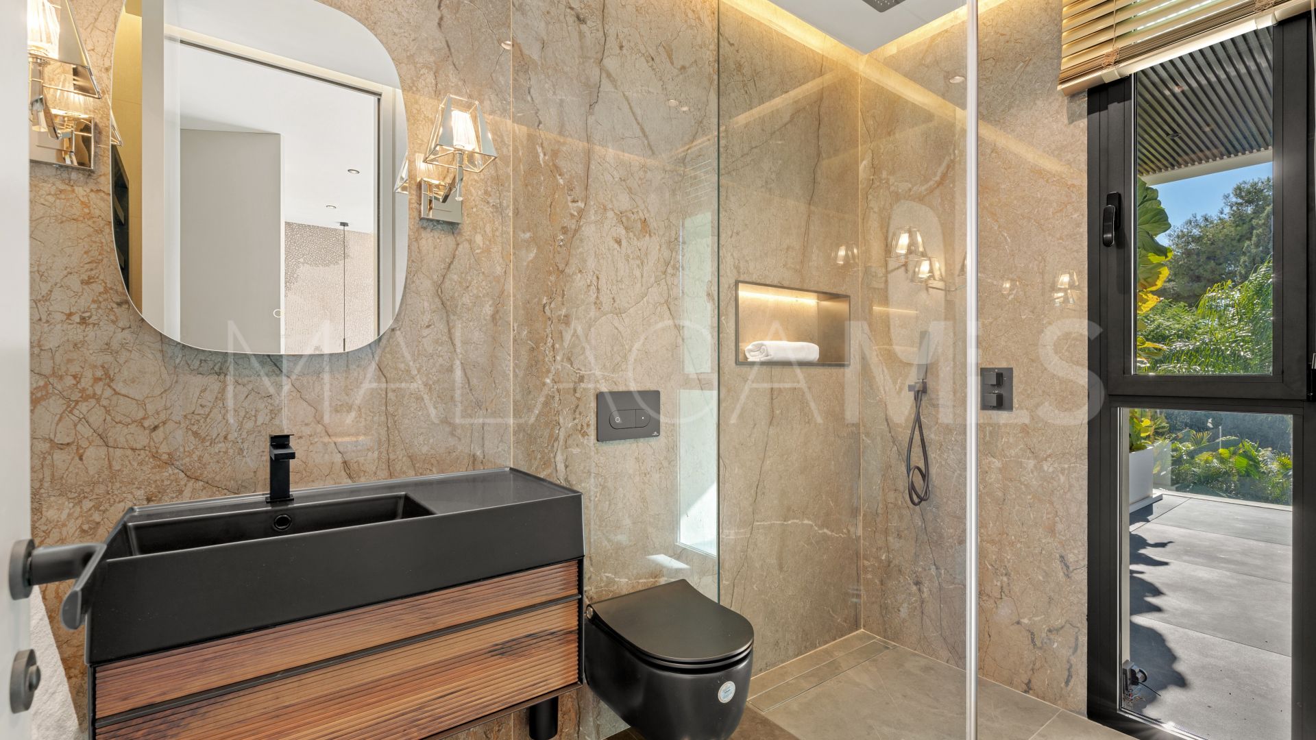 Villa for sale in Casablanca with 5 bedrooms