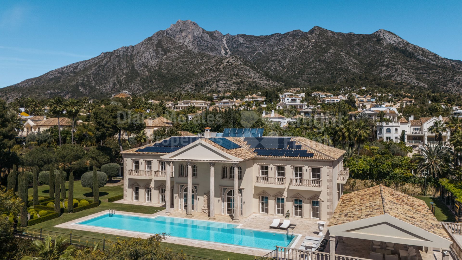 Villa Sinfonía : majestueuse propriété néoclassique avec vue panoramique sur la mer à Sierra Blanca
