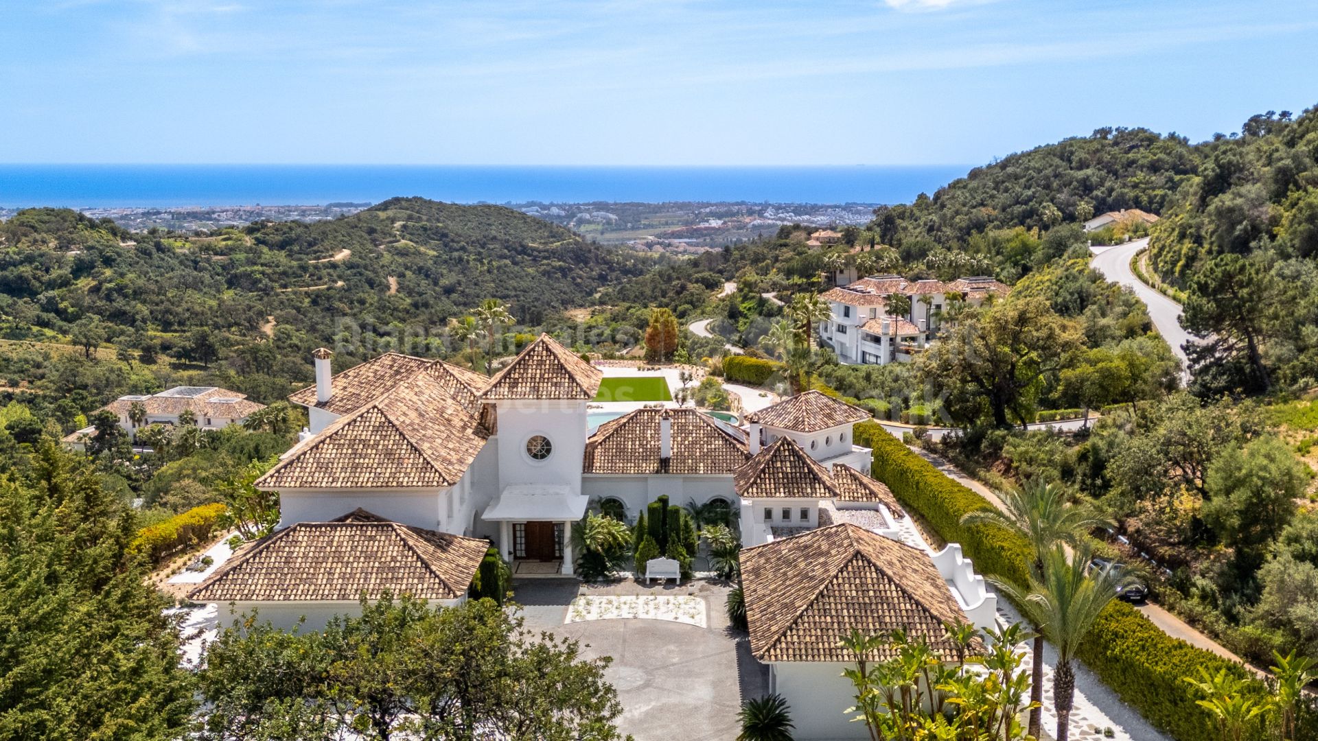 Casa Melia. Elegant villa in La Zagaleta with panoramic sea and mountain views