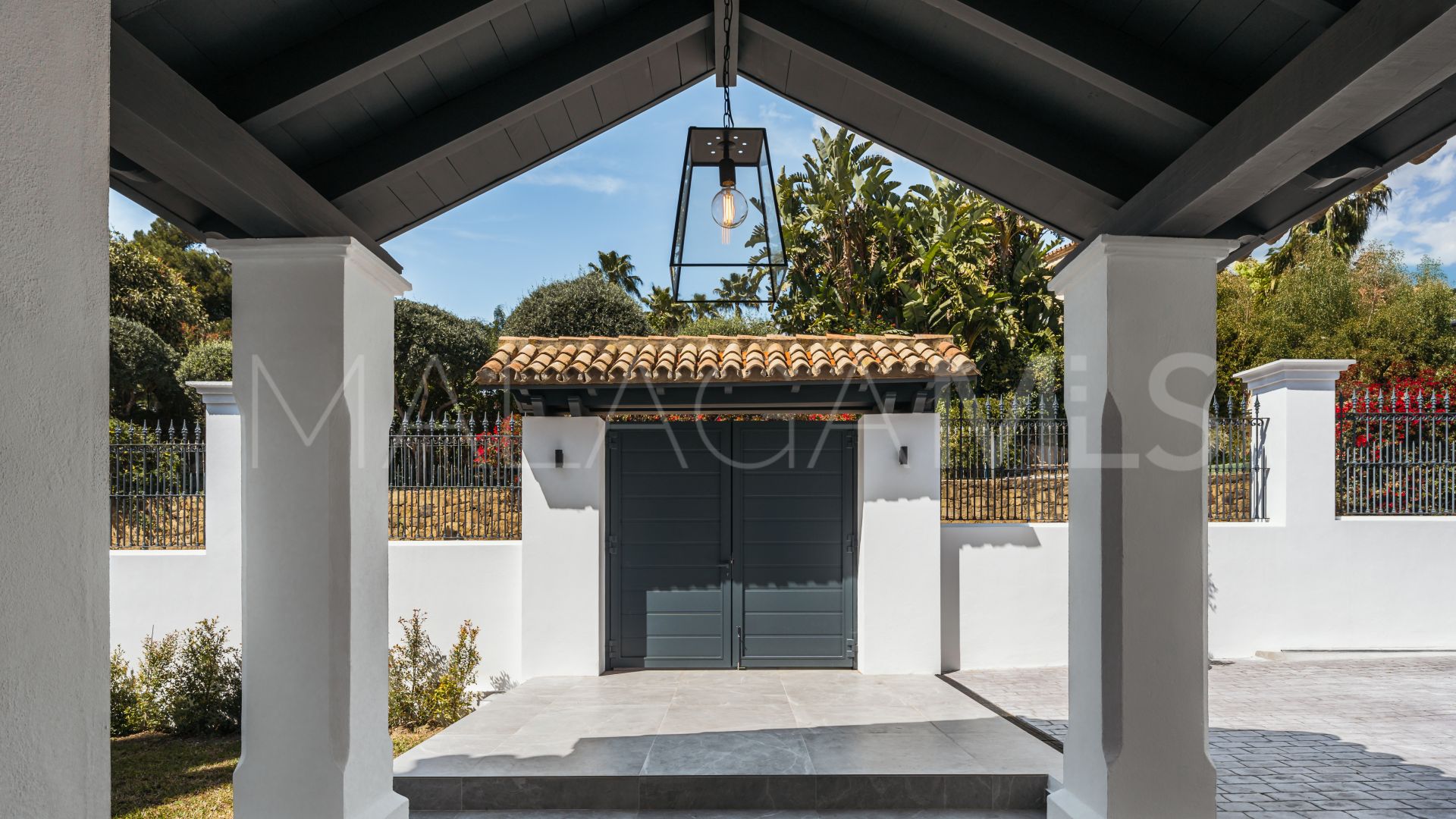 Buy villa in Altos Reales
