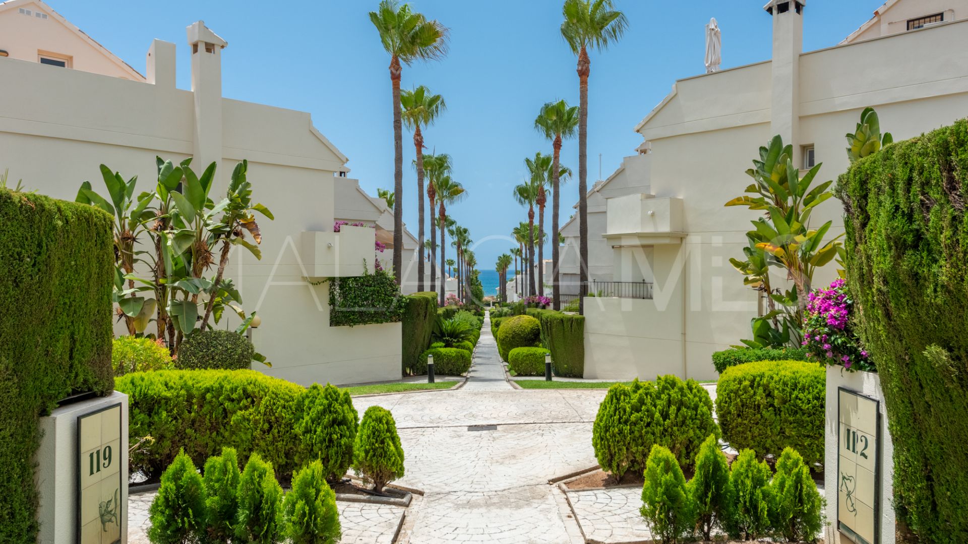 For sale town house in Marbella East with 3 bedrooms