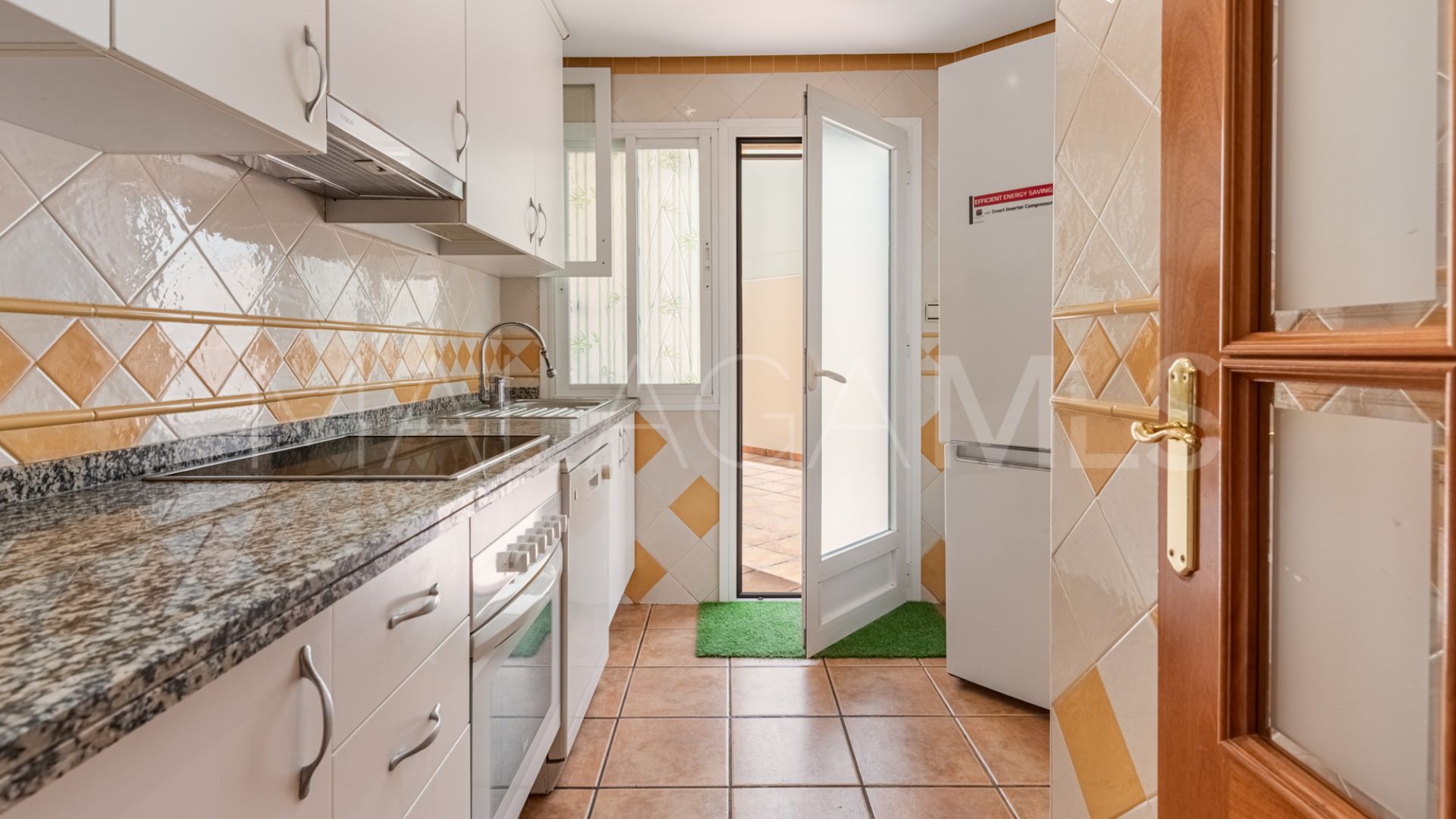 For sale town house in Marbella East with 3 bedrooms
