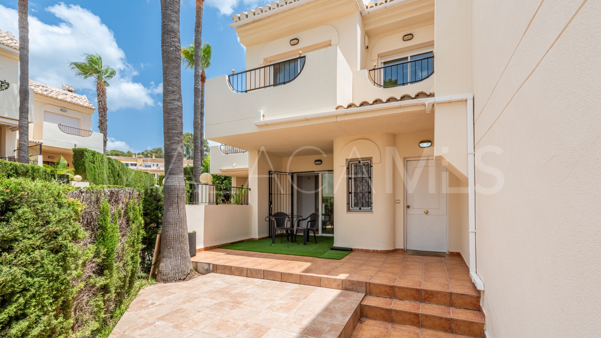 For sale town house in Marbella East with 3 bedrooms