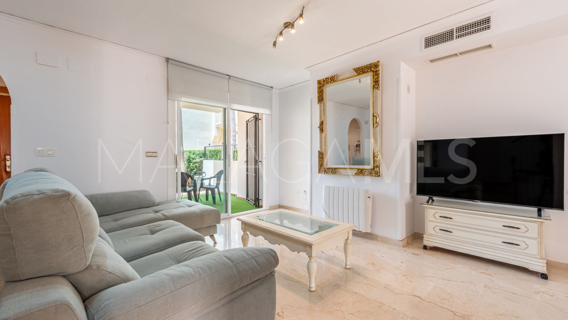 For sale town house in Marbella East with 3 bedrooms