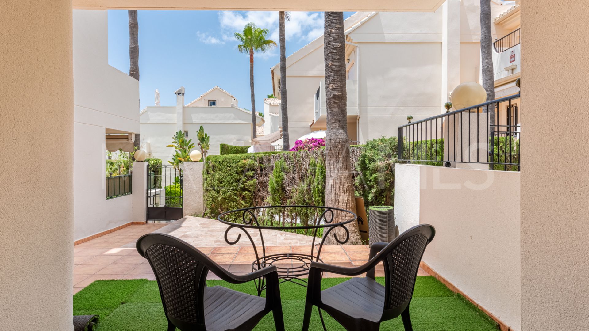 For sale town house in Marbella East with 3 bedrooms