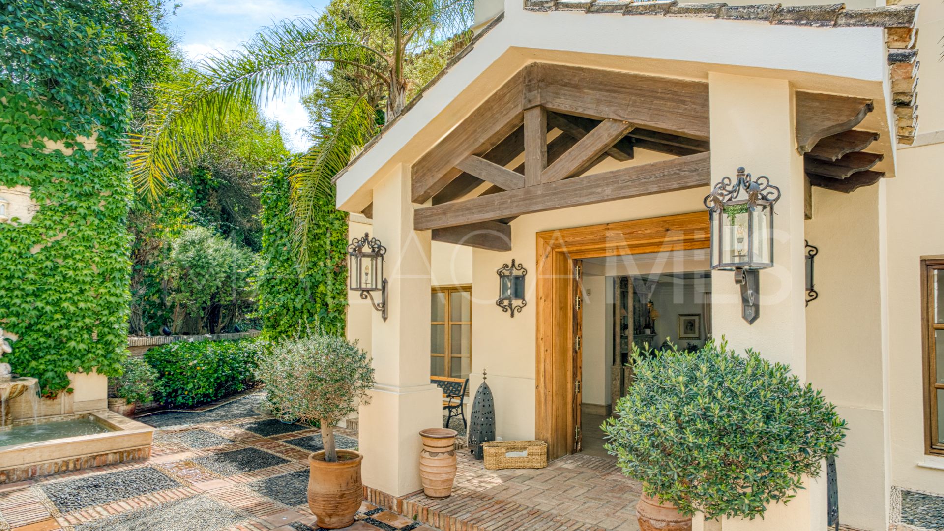 Villa for sale in Las Lomas del Marbella Club