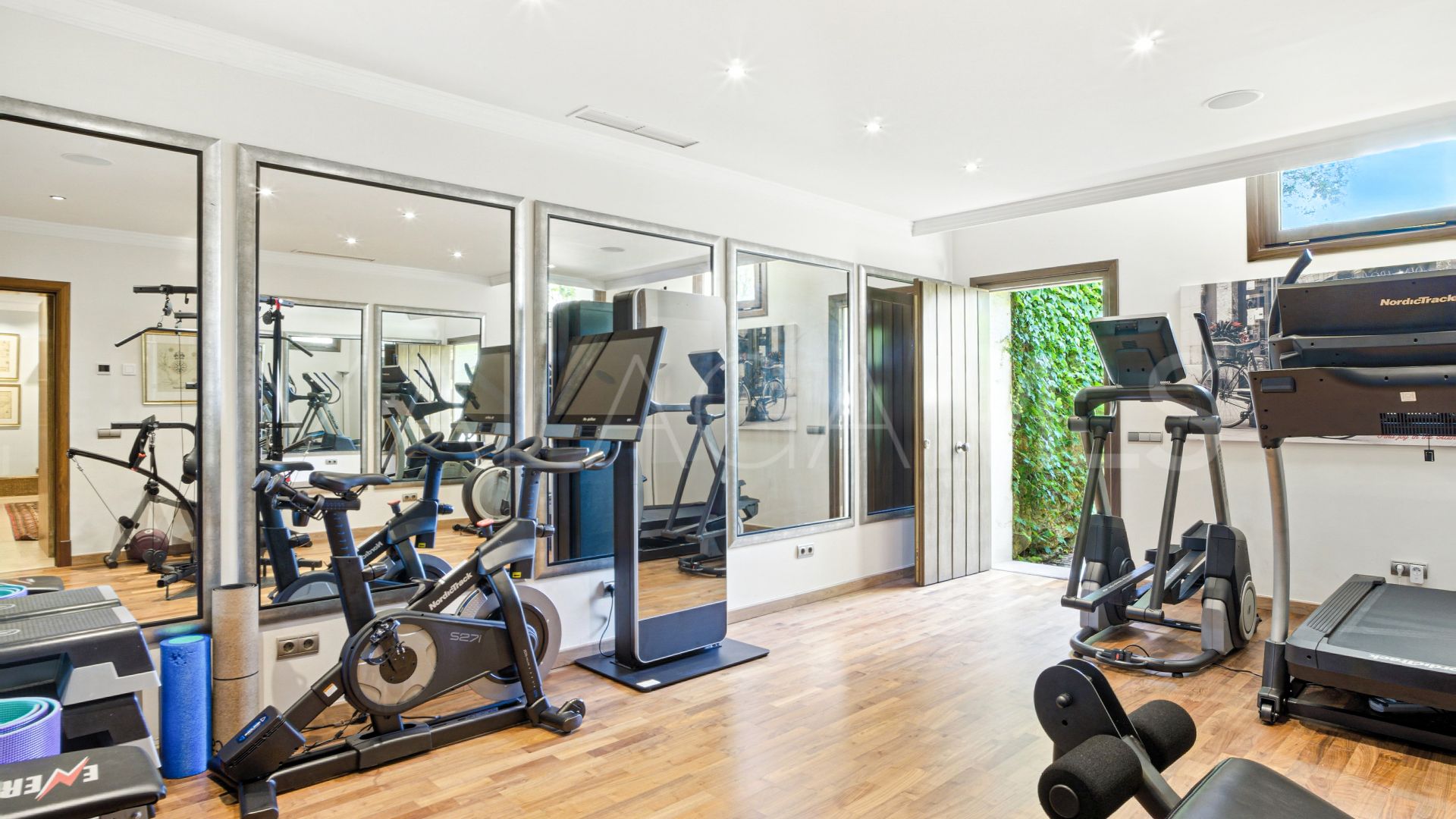Villa for sale in Las Lomas del Marbella Club