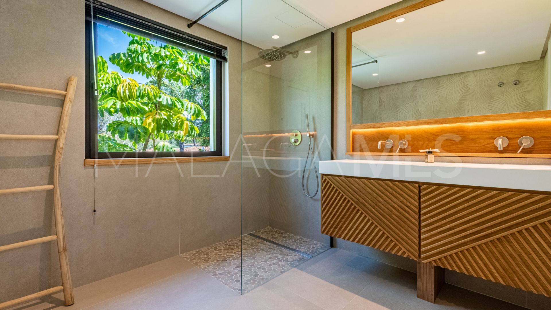 Buy Casasola 6 bedrooms villa