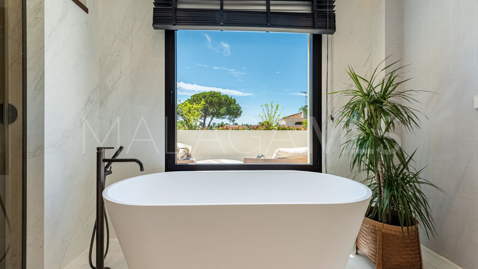 Buy Casasola 6 bedrooms villa