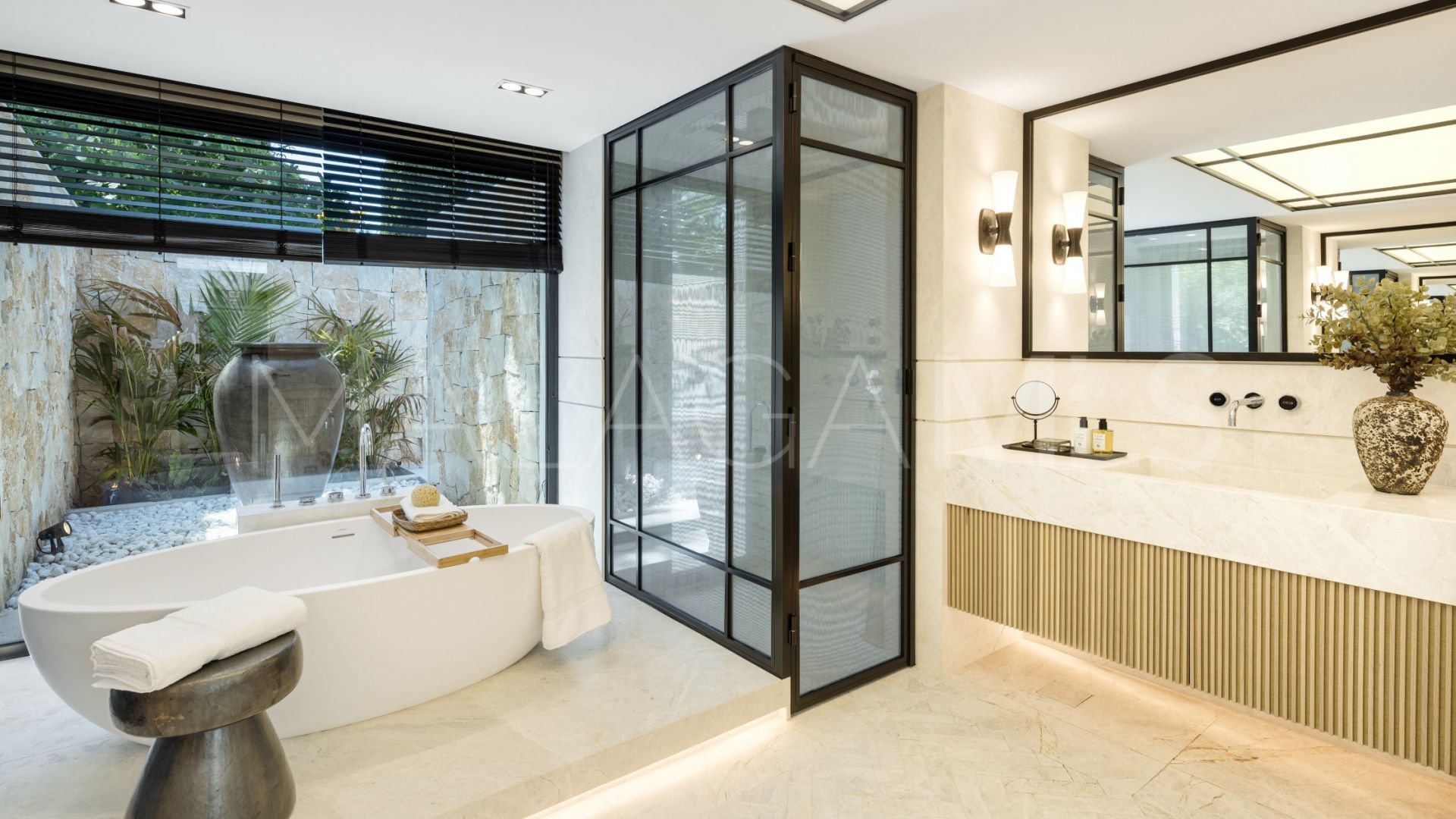 Buy 7 bedrooms villa in Las Brisas