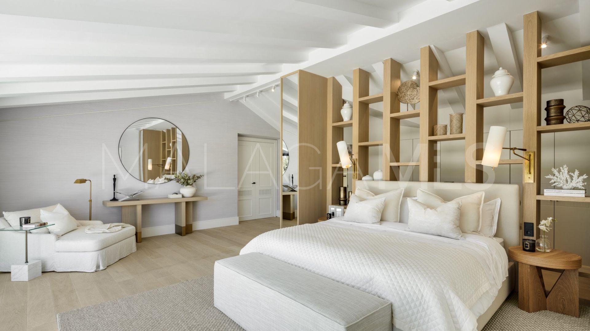 Buy 7 bedrooms villa in Las Brisas