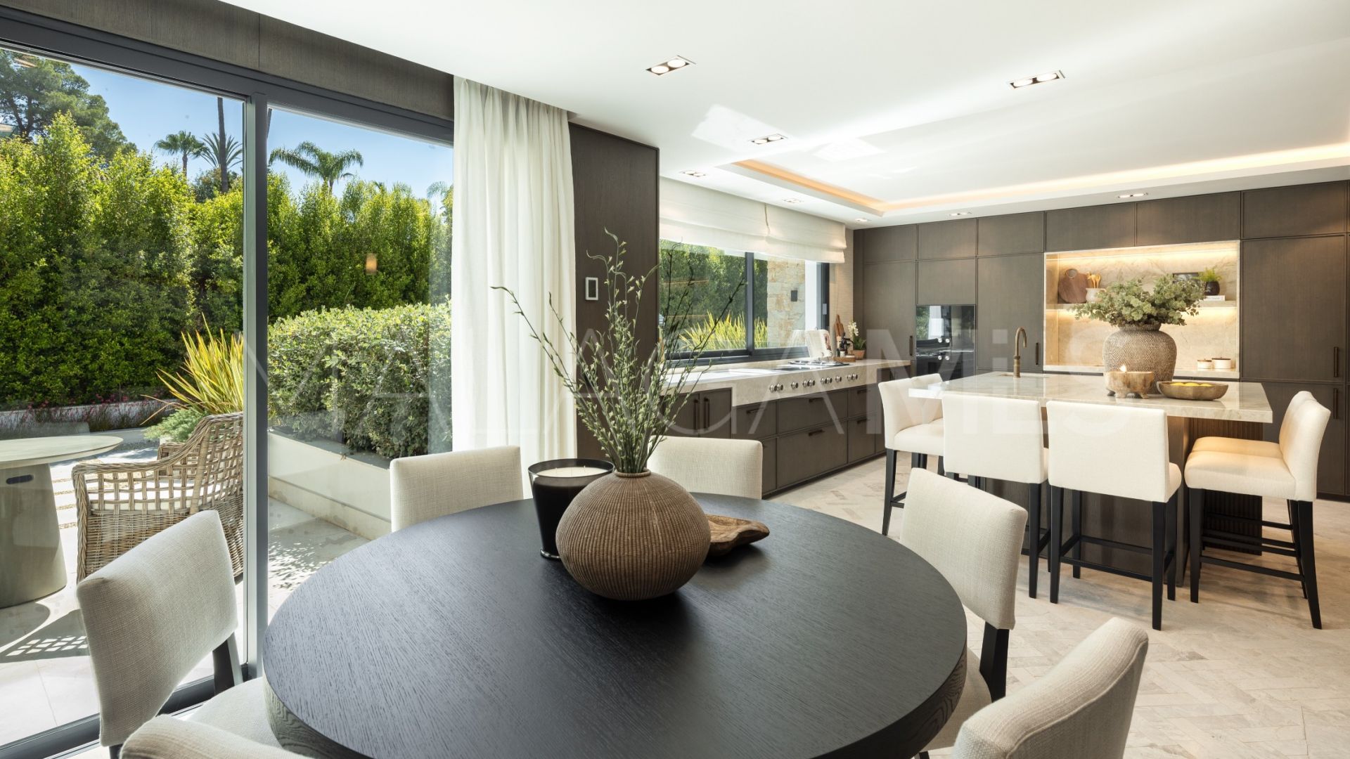 Buy 7 bedrooms villa in Las Brisas
