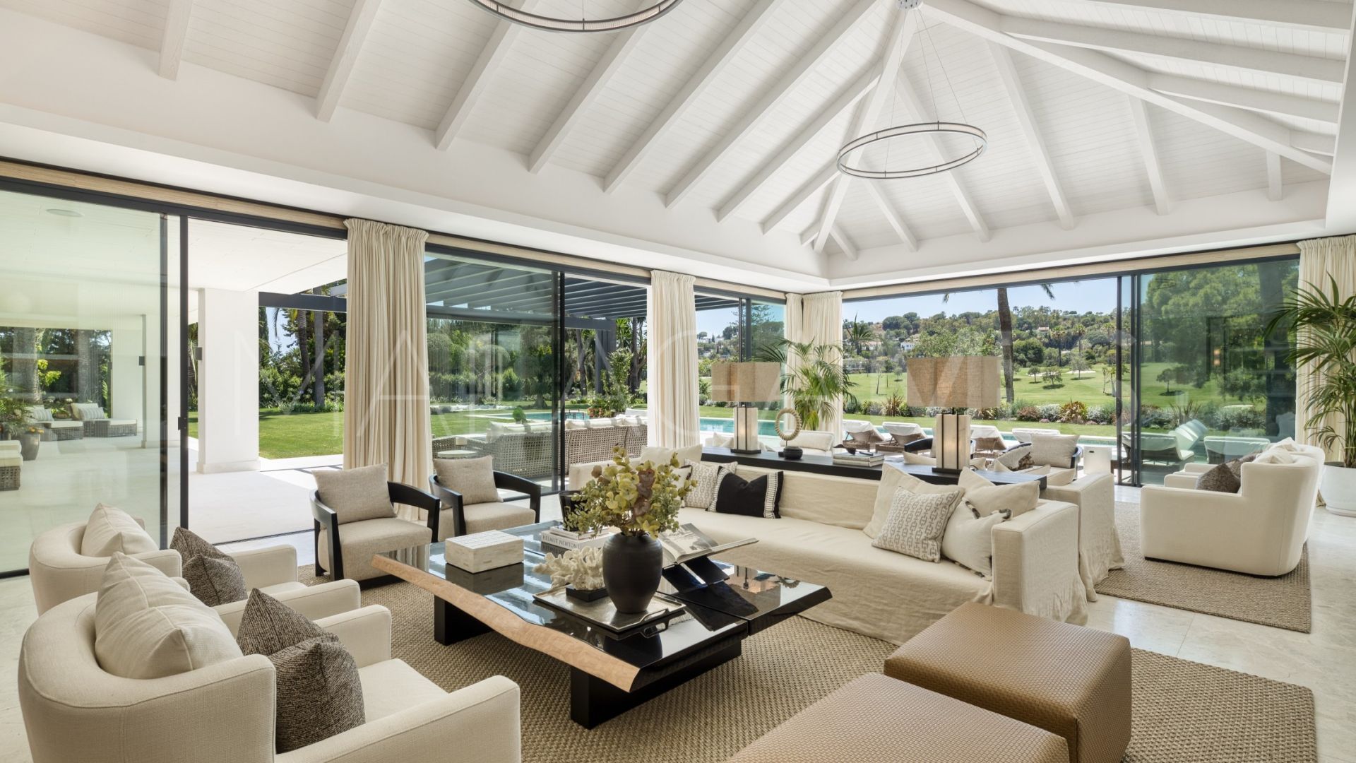 Buy 7 bedrooms villa in Las Brisas