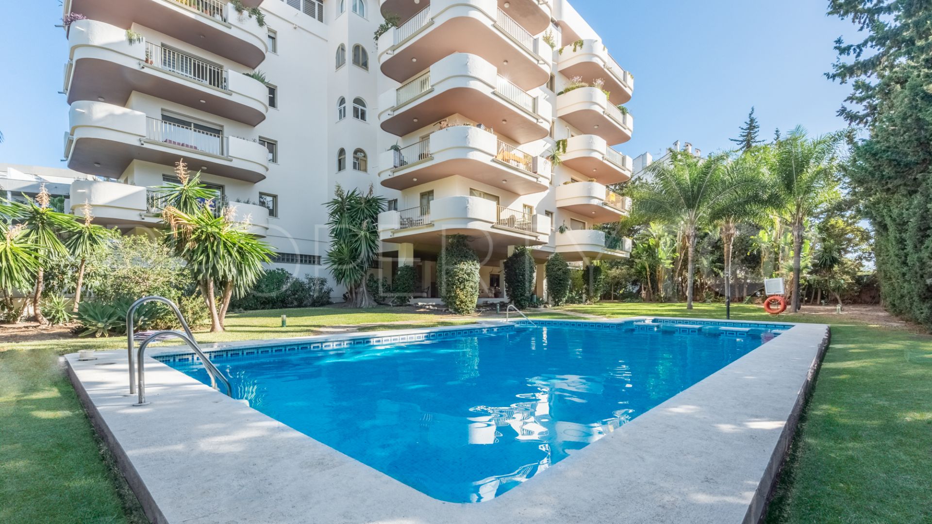 For sale apartment with 2 bedrooms in Nueva Andalucia