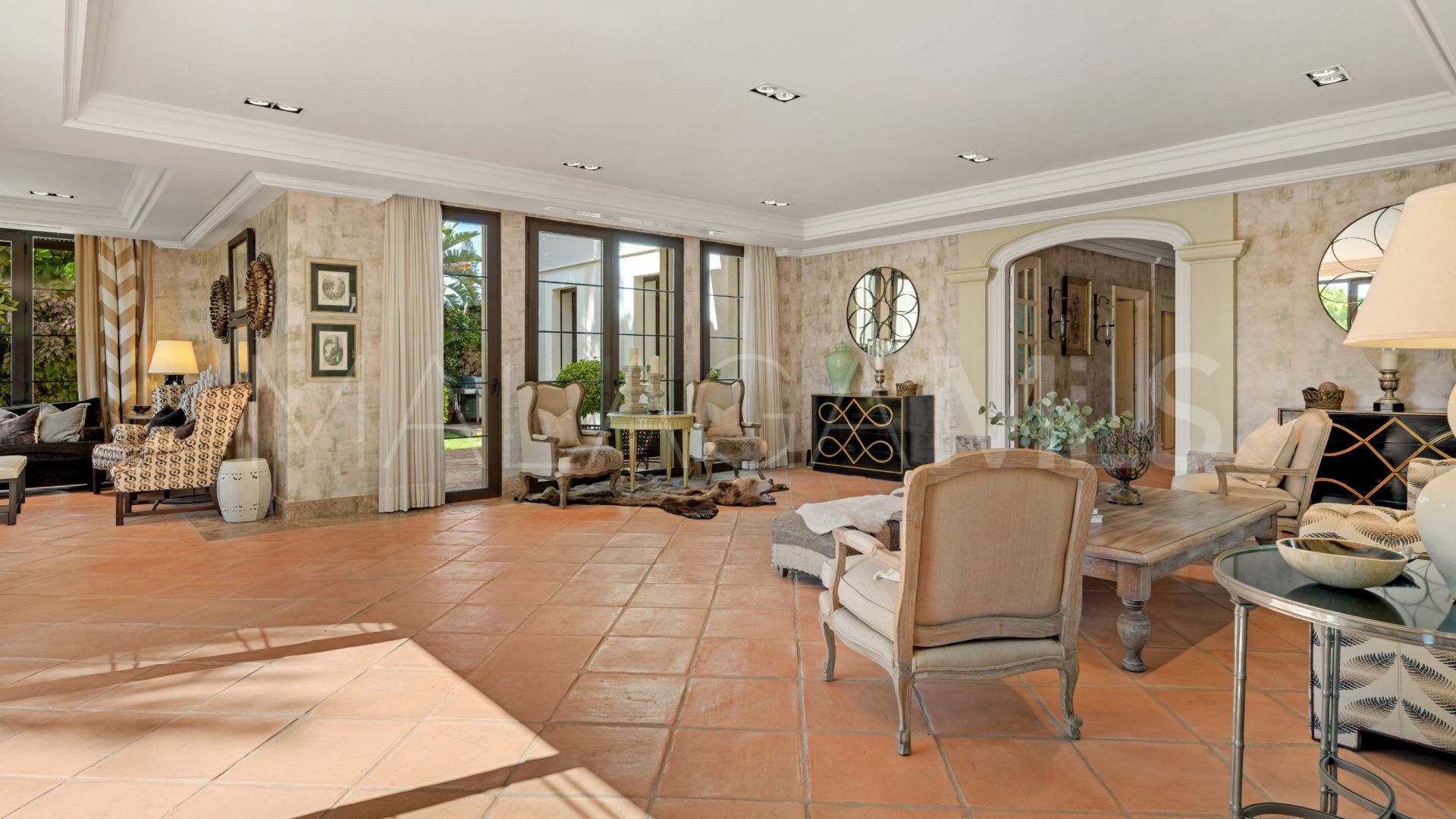 Villa for sale with 8 bedrooms in Guadalmina Baja