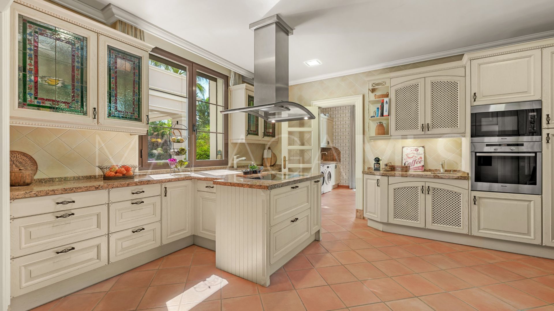 Villa for sale with 8 bedrooms in Guadalmina Baja