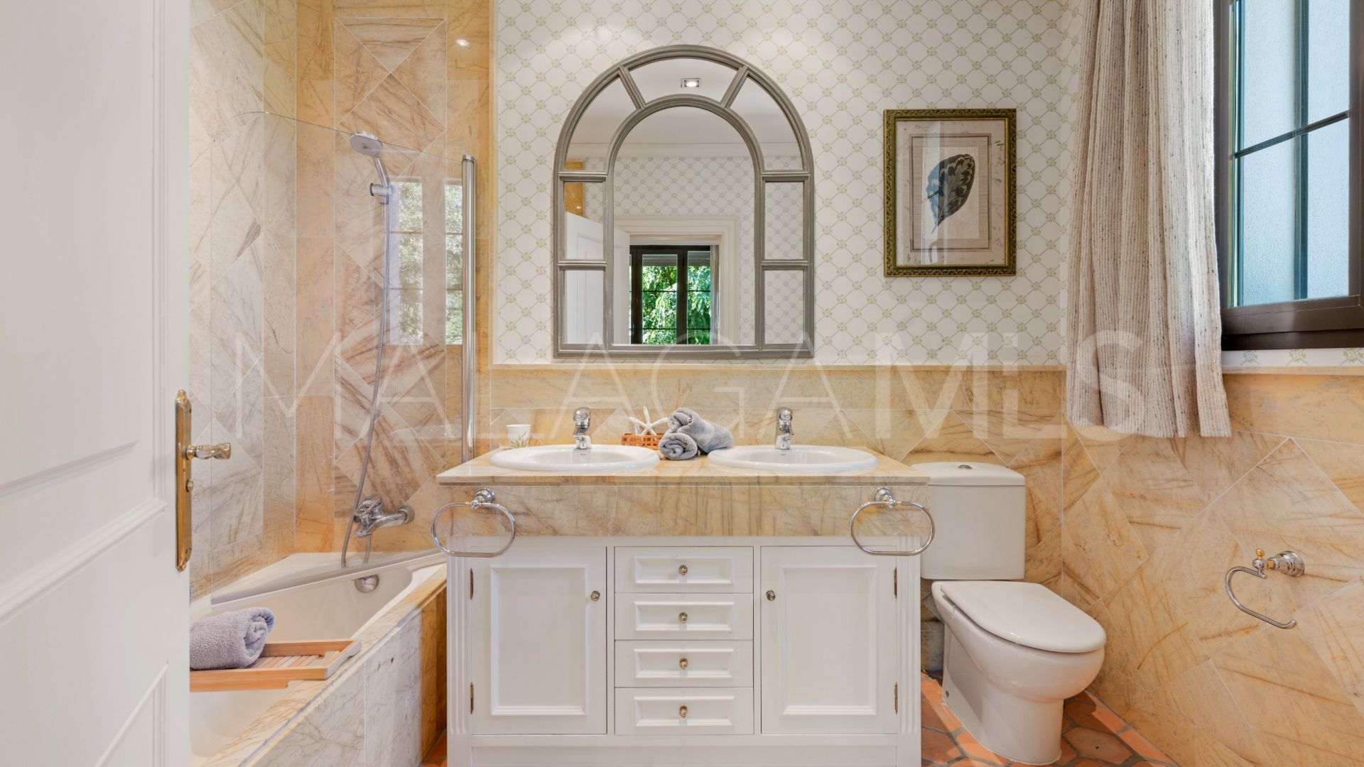 Villa for sale with 8 bedrooms in Guadalmina Baja