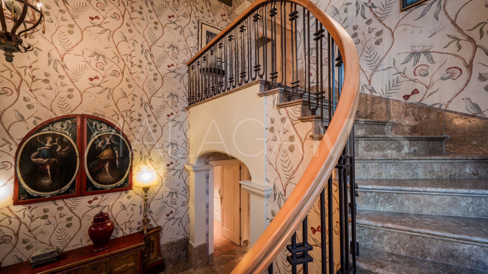 Villa for sale with 8 bedrooms in Guadalmina Baja