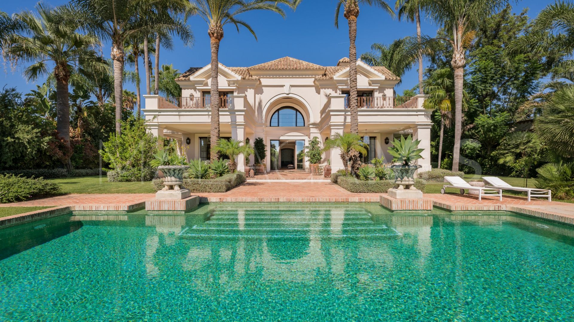 Villa for sale with 8 bedrooms in Guadalmina Baja