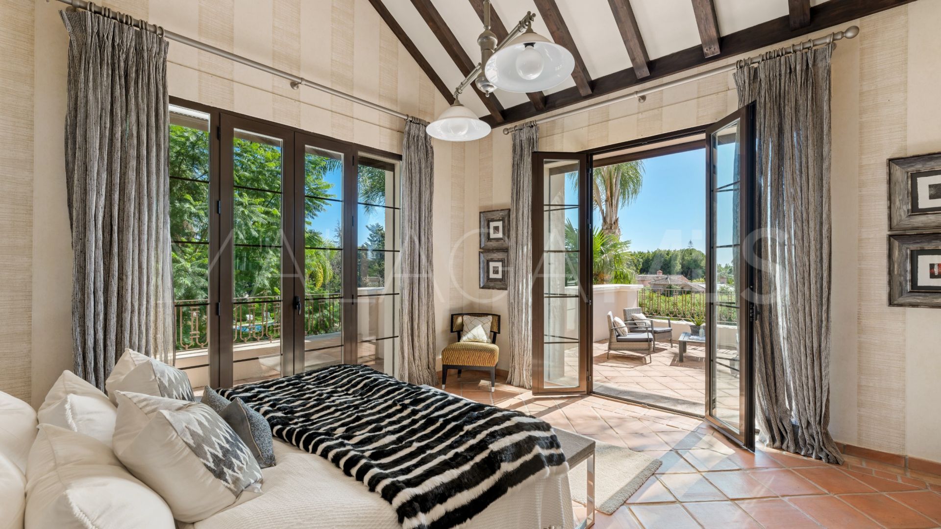 Villa for sale with 8 bedrooms in Guadalmina Baja