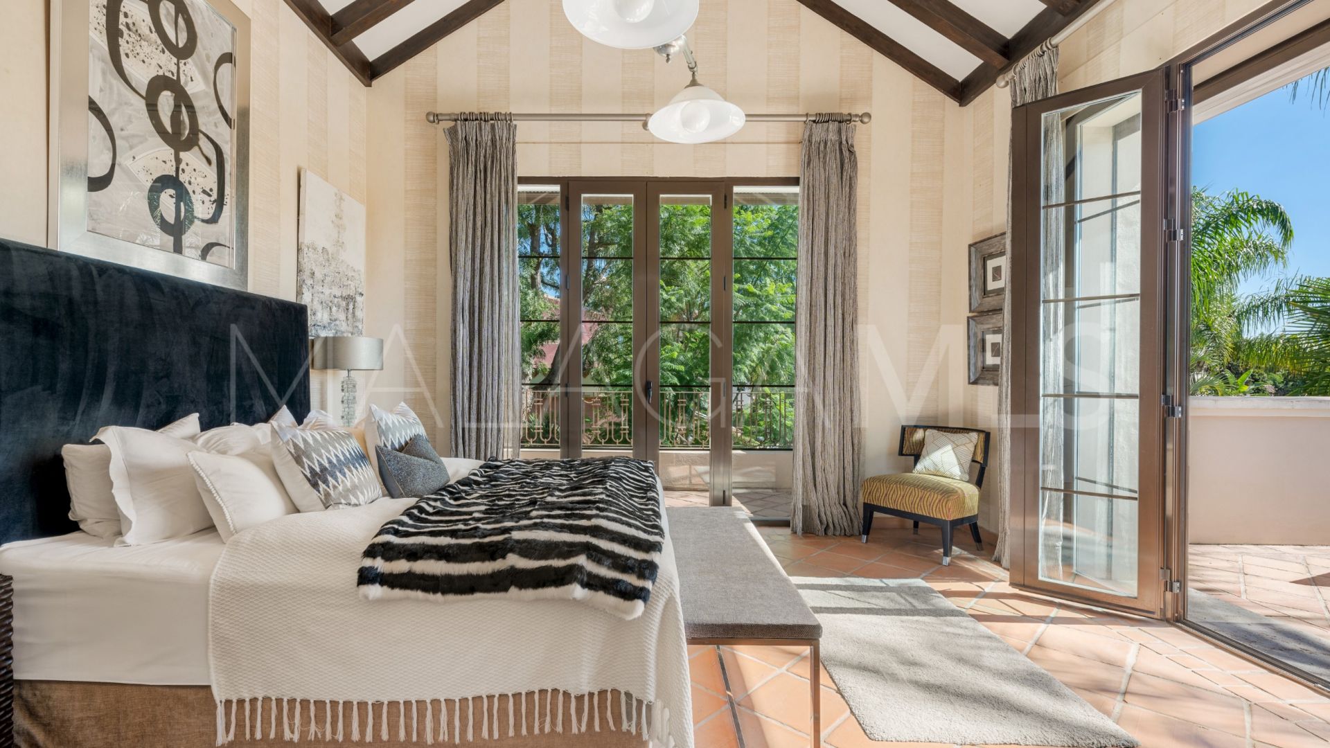 Villa for sale with 8 bedrooms in Guadalmina Baja