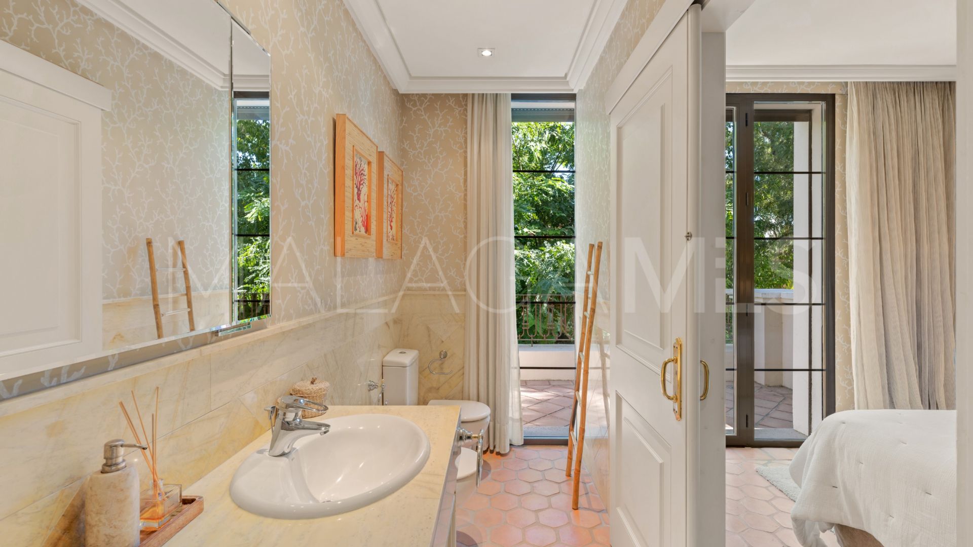 Villa for sale with 8 bedrooms in Guadalmina Baja