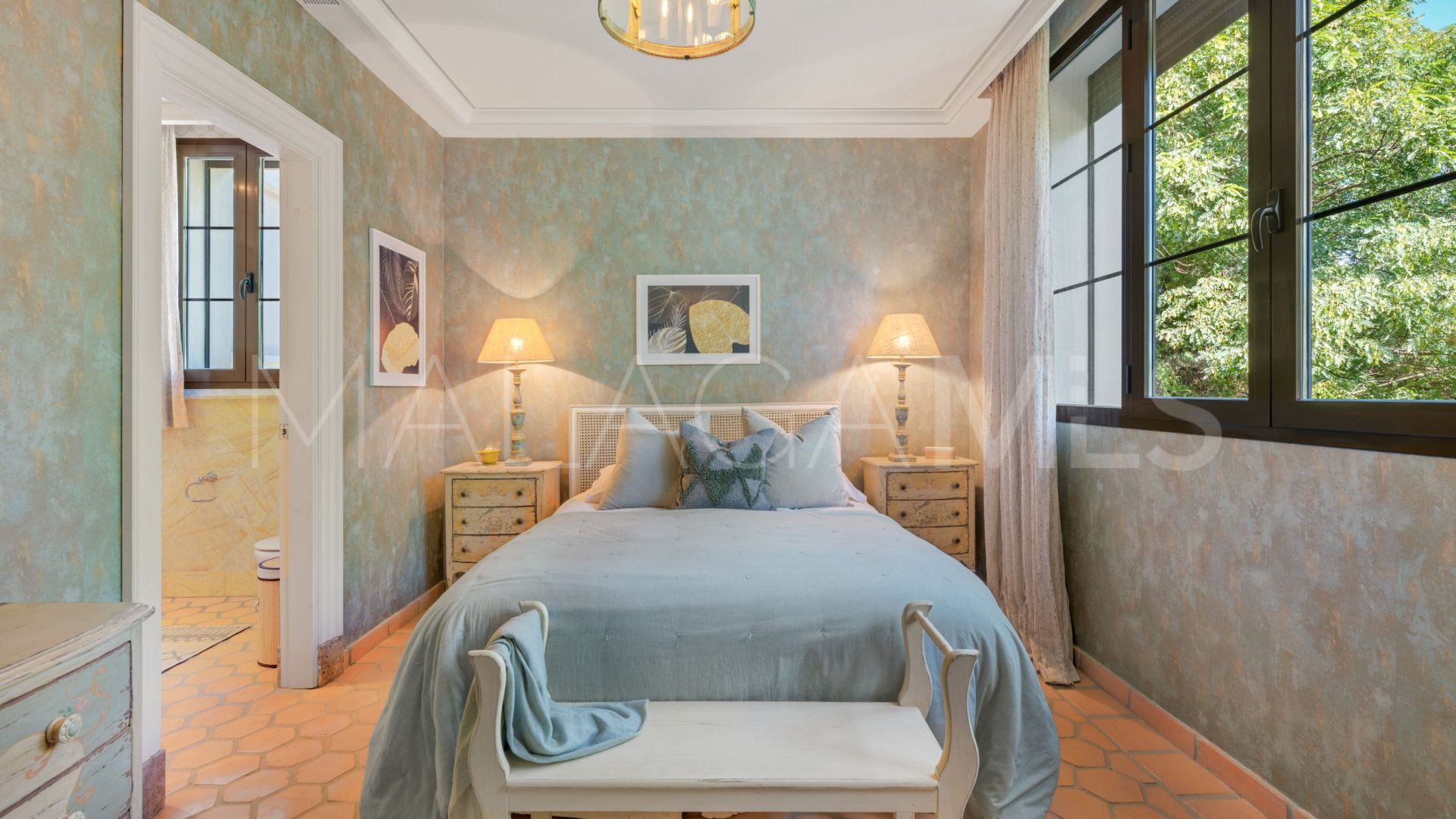 Villa for sale with 8 bedrooms in Guadalmina Baja