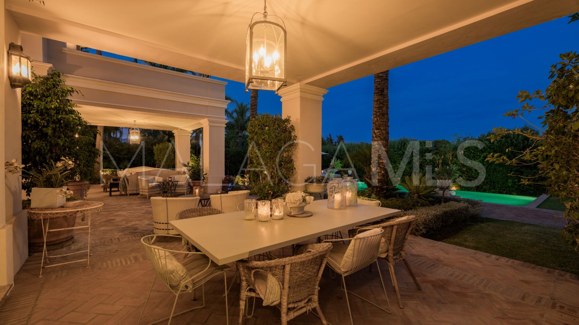 Villa for sale with 8 bedrooms in Guadalmina Baja