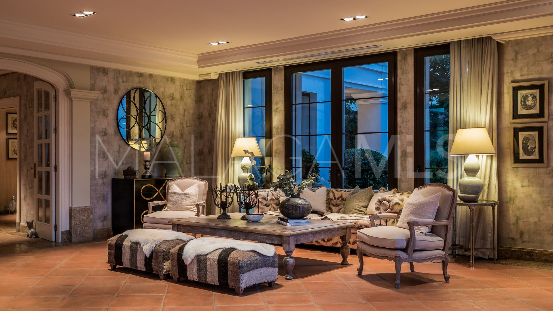 Villa for sale with 8 bedrooms in Guadalmina Baja