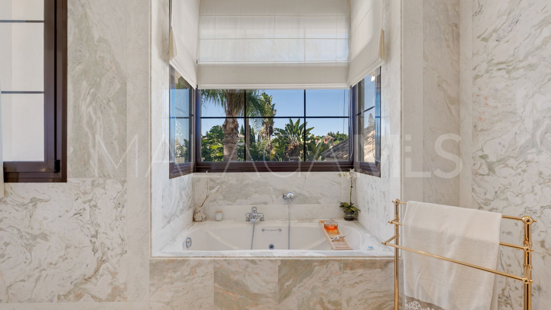 Villa for sale with 8 bedrooms in Guadalmina Baja