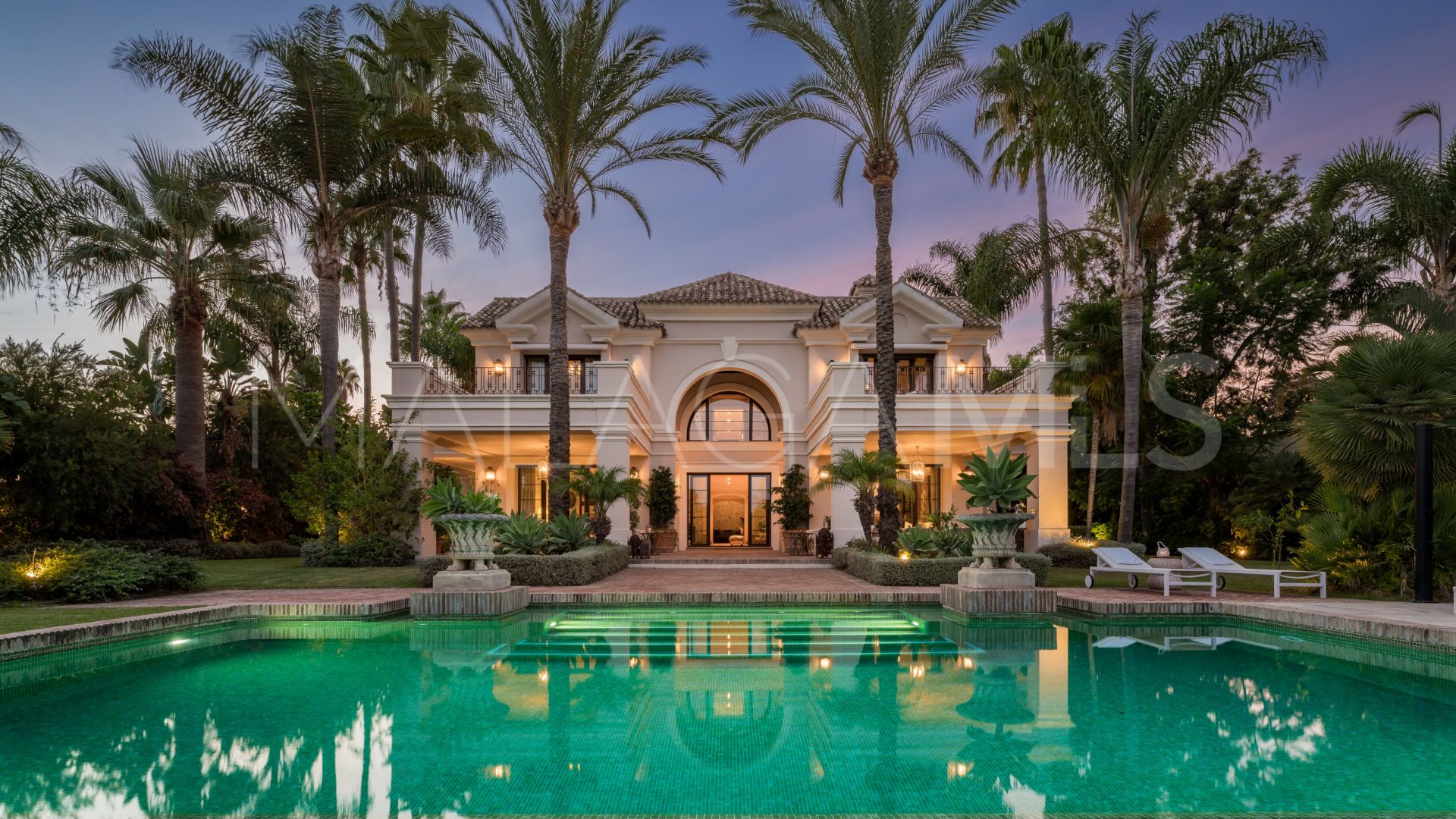 Villa for sale with 8 bedrooms in Guadalmina Baja