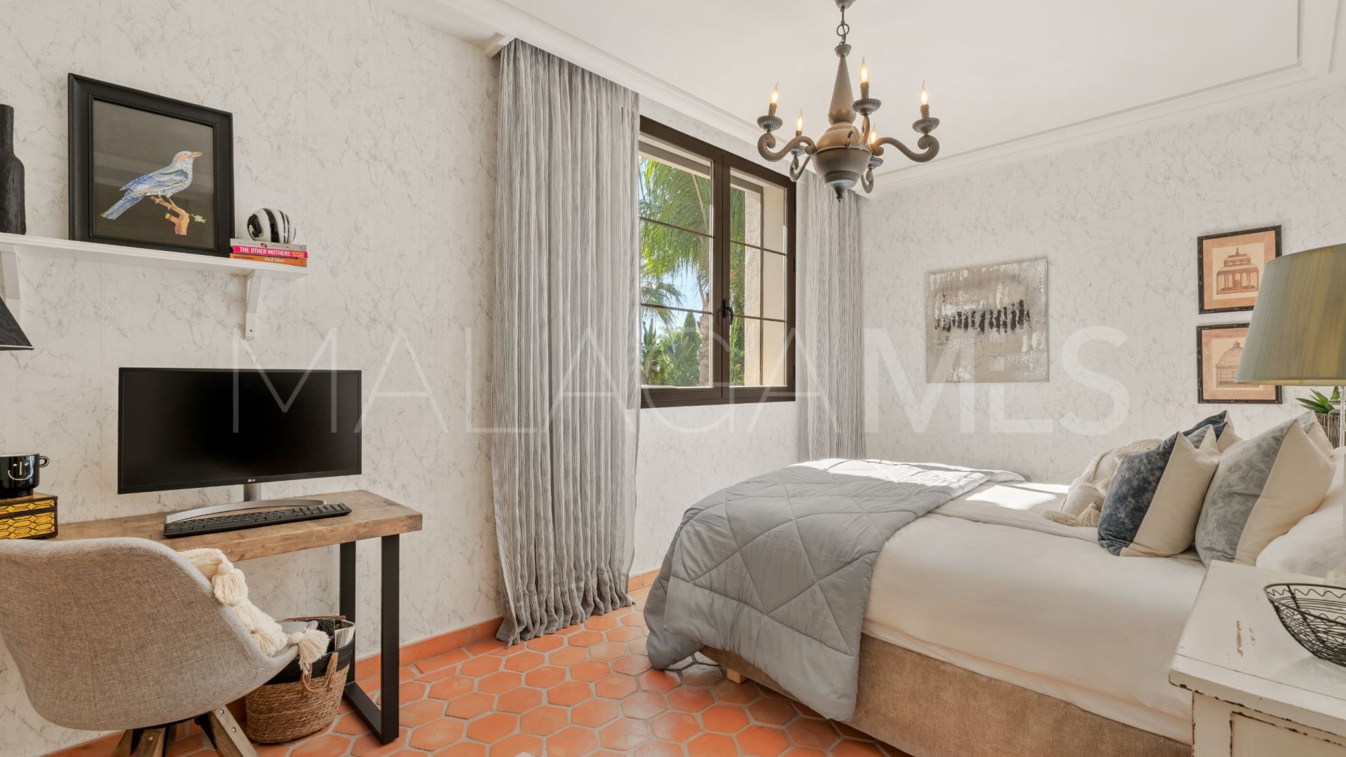 Villa for sale with 8 bedrooms in Guadalmina Baja